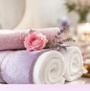 Serviettes et fleurs roses